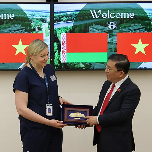 Визит вьетнамской парламентской делегации в Республиканский Клинический Медицинский Центр